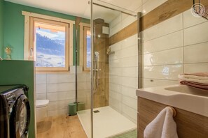 Douche, sèche-cheveux, serviettes fournies