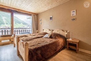 1 habitación, tabla de planchar con plancha y cuna de viaje