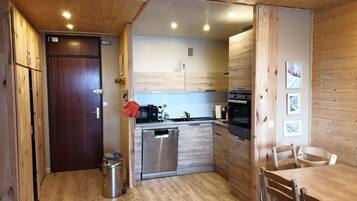 Kylskåp, mikrovågsugn, ugn och spishäll