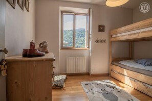 2 habitaciones, tabla de planchar con plancha y cuna de viaje 