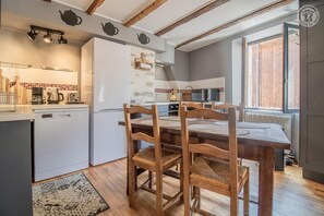 Fridge, microwave, oven, stovetop - LA P'tite Pierrue - Arvillard (ARVILLARD)