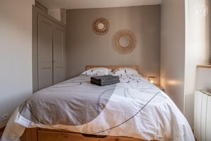 2 soverom, strykejern/-brett, reiseseng for barn og sengetøy