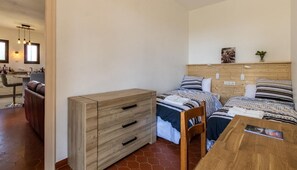 2 quartos, ferros/tábuas de passar roupa, berço de viagem