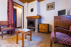 TV, caminetto, impianto stereo