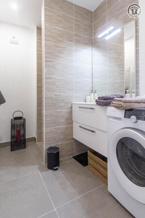 Douche, séchoir à cheveux, serviettes fournies