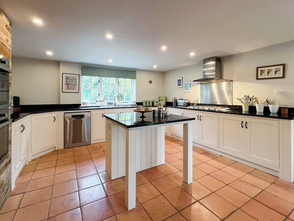 Oppvaskmaskin og høy barnestol