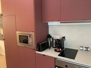 Kjøleskap, mikrobølgeovn, ovn og kokeplater
