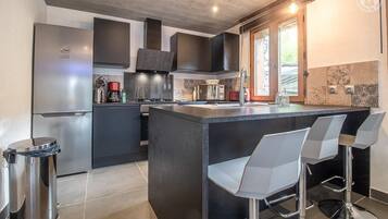 Een koelkast, een microgolfoven, een oven, een kookplaat