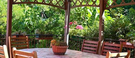 屋外ダイニングエリア