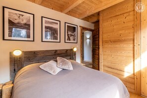 6 bedrooms, iron/ironing board, free WiFi, bed sheets