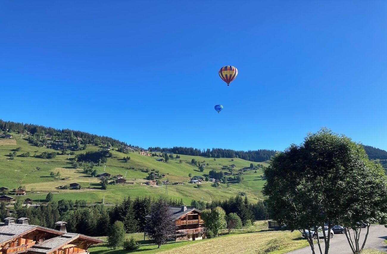 Een prachtig uitzicht op een bergdorpje met traditionele houten huizen en een helderblauwe lucht.