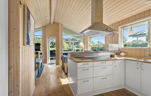 Fridge, stovetop, dishwasher, coffee/tea maker - Stunning home in Tranekær with kitchen (Tranekær)