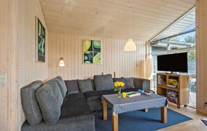 Smart TV - Stunning home in Tranekær with kitchen (Tranekær)