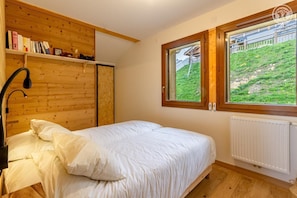 2 bedrooms, iron/ironing board, travel crib, free WiFi