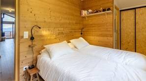 2 habitaciones, tabla de planchar con plancha y cuna de viaje