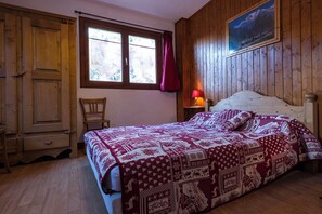 3 bedrooms, iron/ironing board, travel crib, free WiFi