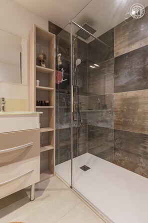 Dusche, Haartrockner, Handtücher