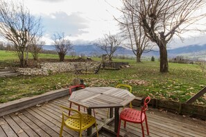 Outdoor dining - Au Cœur D'une Campagne Vallonnée, Entre Aix les Bains à 12 km et Annecy à 26 km, Situation Idéale po (SAINT OURS)