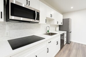 Fridge, microwave, stovetop, dishwasher