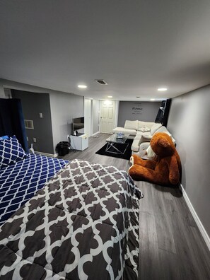 2 bedrooms, iron/ironing board, WiFi, bed sheets