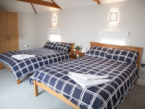 Bright Private Terrace | Private Parking | WiFi | TV | Hot Tub Shower