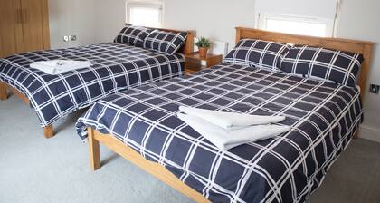 Bright Private Terrace | Private Parking | WiFi | TV | Hot Tub Shower