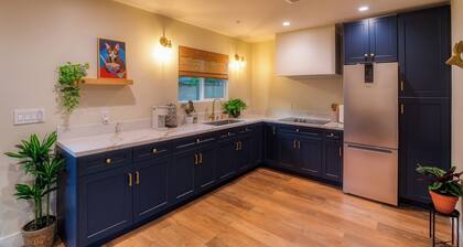 Valley Pocket: Your Chic LA Getaway with Private Patio & Amenities Galore!