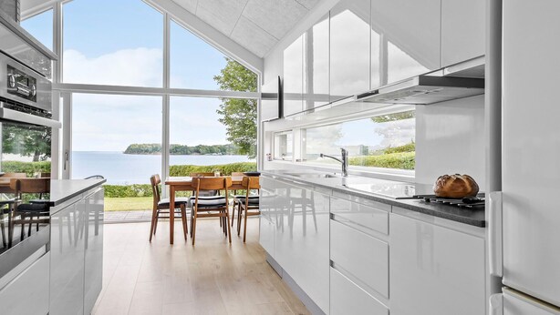 Une cuisine moderne dotée de grandes fenêtres offrant une vue panoramique.