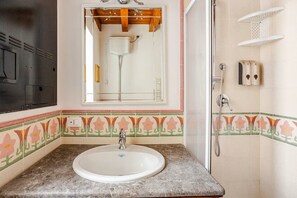 Dusche, Haartrockner, Bidet, Handtücher