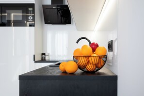 Kühlschrank, Mikrowelle, Herdplatte, Geschirrspüler