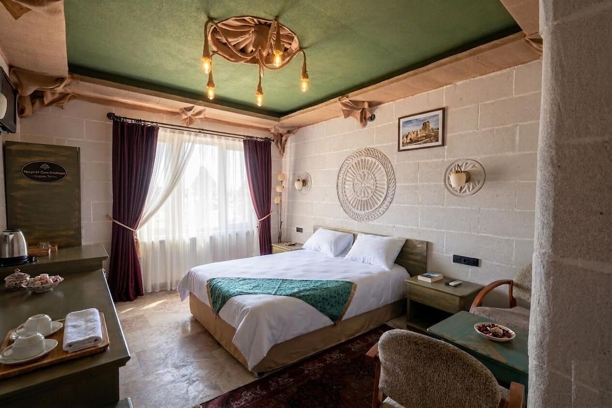 Ein Hotelzimmer mit Bett, Nachttisch und Schreibtisch mit Stuhl.