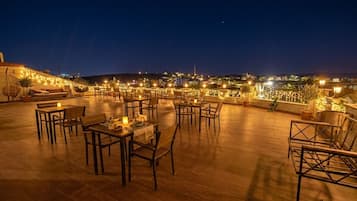 朝食 (ビュッフェ)、毎日提供 (無料)