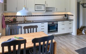 Fridge, oven, dishwasher, coffee/tea maker