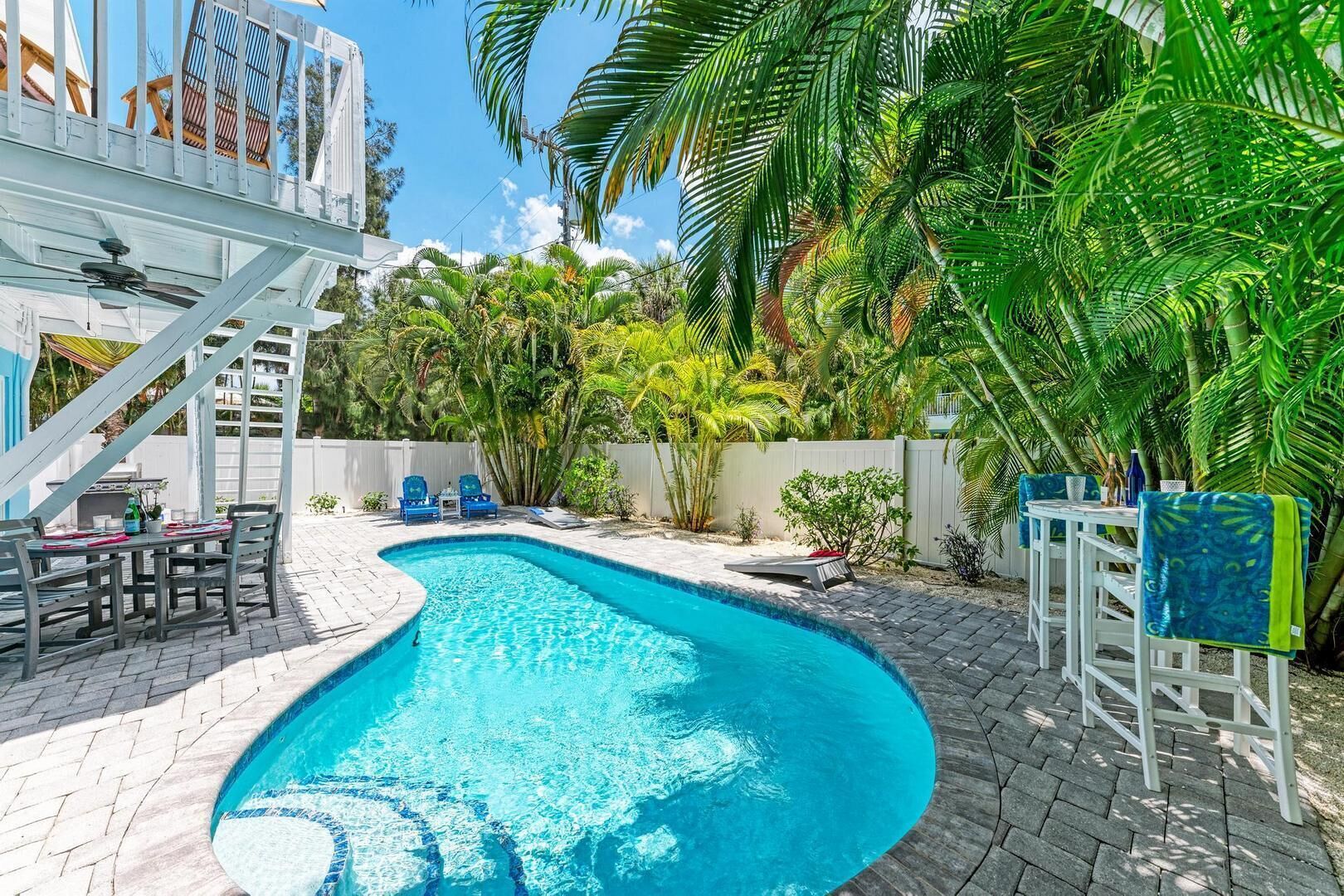 Drop Inn: Pine Ave, Pool, Game Room, 1.5 Blocks to Beach