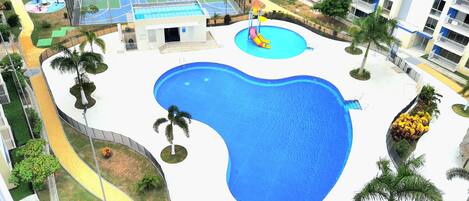 2 piscines extérieures