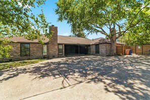 Exterior - Cozy & Modern Zilker Home 10 Min to Downtown (Austin)