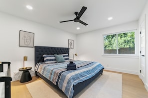 3 bedrooms, iron/ironing board, WiFi, bed sheets - Cozy & Modern Zilker Home 10 Min to Downtown (Austin)