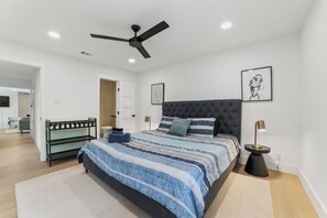 3 bedrooms, iron/ironing board, WiFi, bed sheets - Cozy & Modern Zilker Home 10 Min to Downtown (Austin)