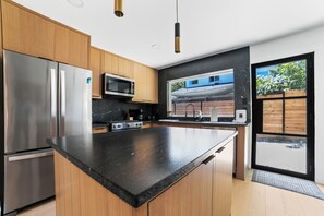 Private kitchen - Cozy & Modern Zilker Home 10 Min to Downtown (Austin)