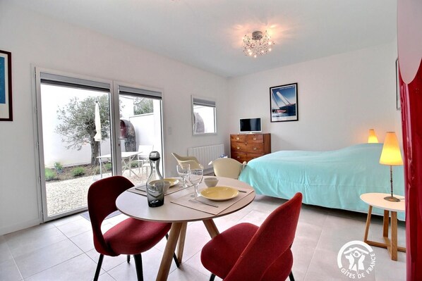Iron/ironing board, travel crib, free WiFi, bed sheets