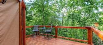 Holly Hideaway, Cozy Yurt, Pet Friendly, and Trails!