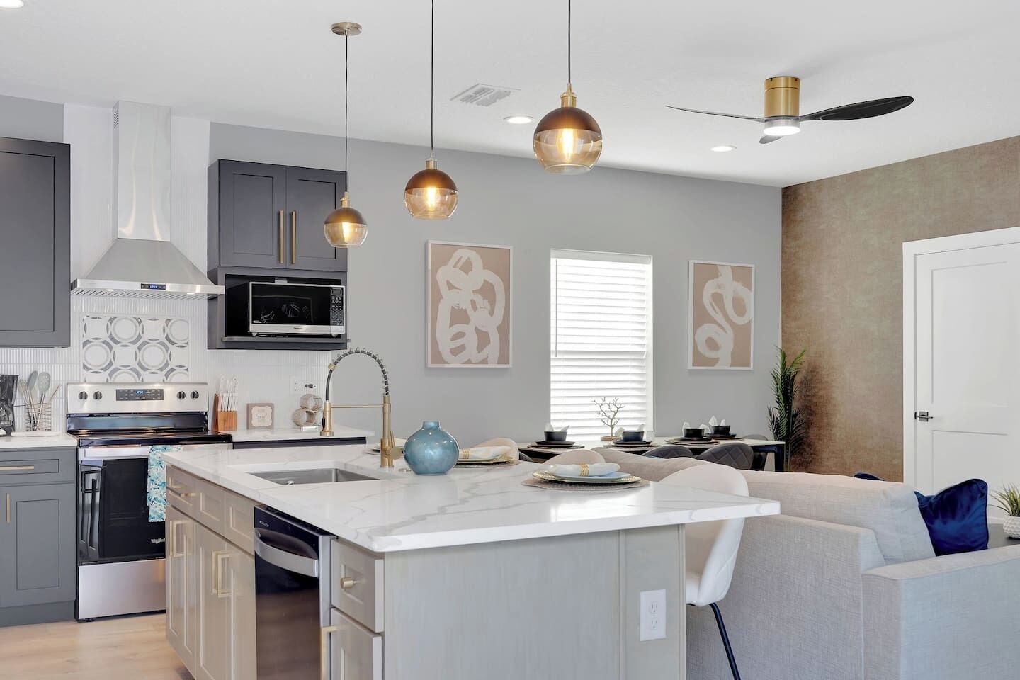 冷蔵庫、電子レンジ、オーブン、コンロ