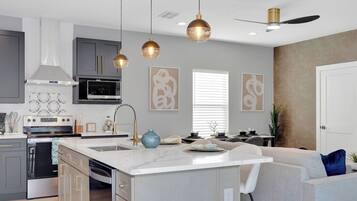 Kjøleskap, mikrobølgeovn, ovn og kokeplater