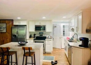 Fridge, microwave, oven, stovetop - Sunny 3 bedroom cottage with water rights (Naples)