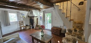 TV, fireplace, books - Le Platane - Cuers - Gîte (CUERS)