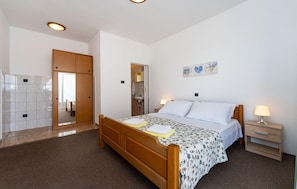 2 bedrooms, iron/ironing board, travel cot, free WiFi