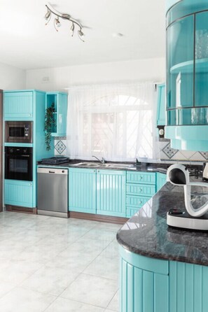 Jääkaappi, mikroaaltouuni, uuni, liesi