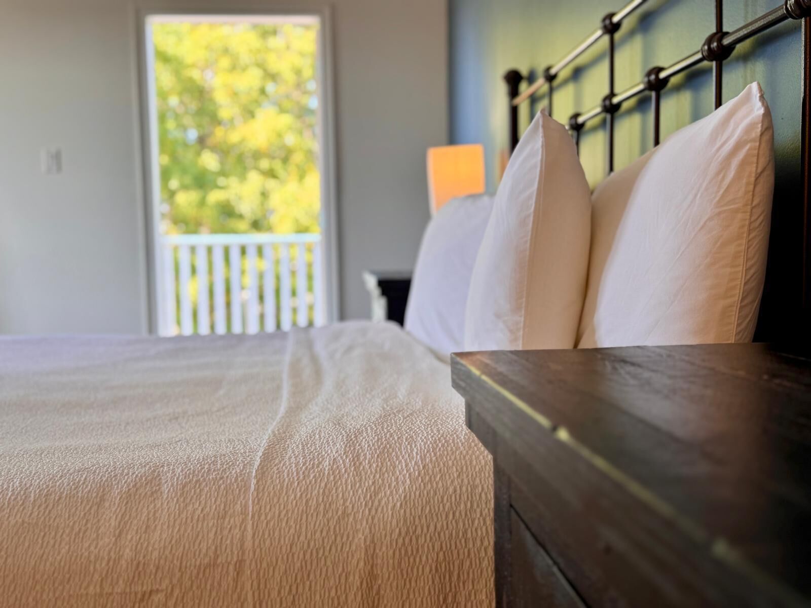 ルーム | エジプト綿のシーツ、高級寝具、羽毛の掛け布団、低反発ベッド