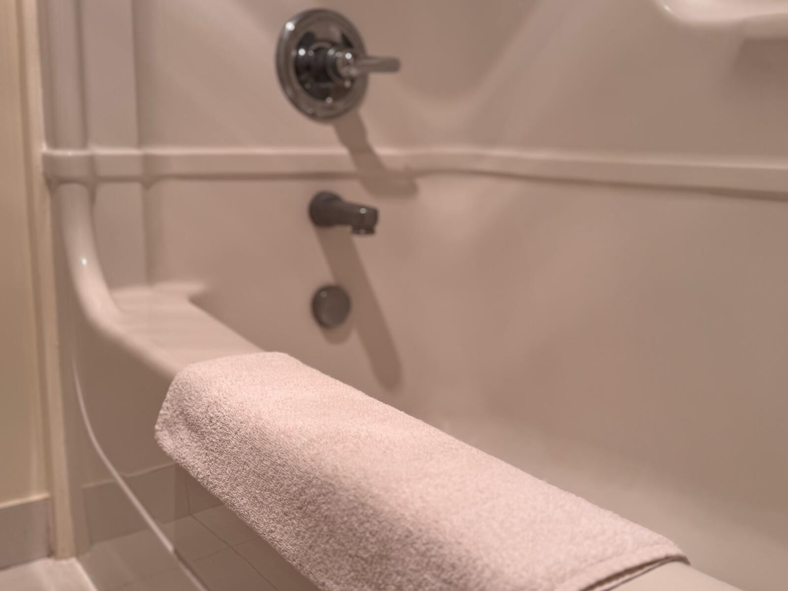 Eine Badewanne mit einem Handtuch.