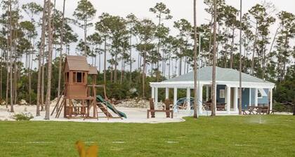 Cozy place with 24Hrs Security. 10 Minutes from the airport and 5 min from beach